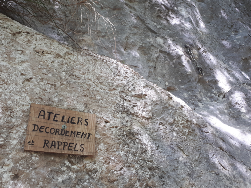relais pédagogiques sur la droite de la falaise