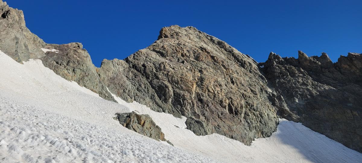 Col Tuckett à gauche et face sud du sommet
