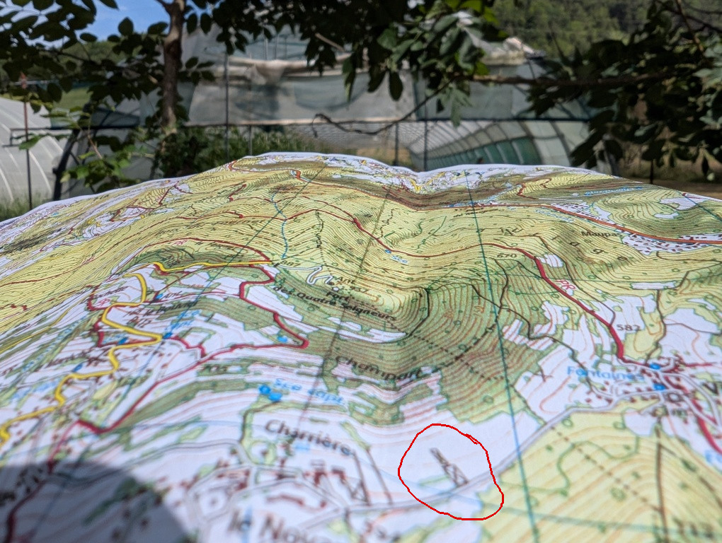 Identifier l'étrange symbole de la carte sur le terrain