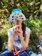 Grimpeuse avec un friend géant devant elle