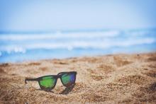 lunettes de soleil sur la plage